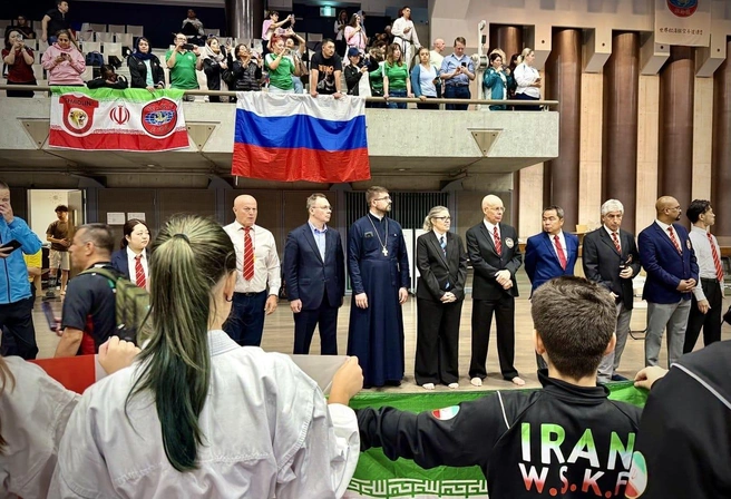 Появление священника стало неожиданностью для всех участников соревнований | Источник: Федерация сётокан-карате