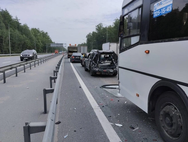 «Паровозик» с автобусом собрался на Мурманском шоссе под Петербургом. Есть пострадавший | Источник: ФКУ Упрдор «Северо-Запад»