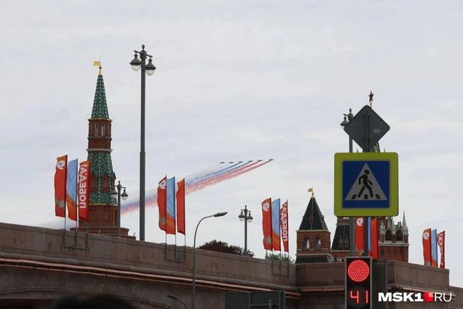 Истребители раскрасили небо в цветах флага России | Источник: Артем Устюжанин / MSK1.RU