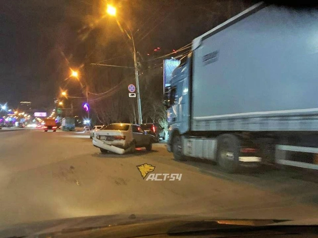 Информация о физическом состоянии водителя легкового транспортного средства остаётся неизвестной | Источник: «АСТ-54 Black» / Телеграм