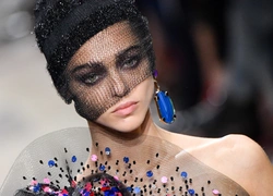 Таинственная незнакомка: рассматриваем макияж с показа Armani Prive FW 2017/18