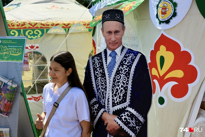 В праздник даже картонный Путин надел халат и тюбетейку | Источник: Михаил Шилкин