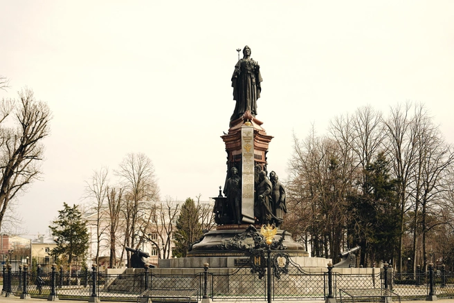 Памятник Екатерине II | Источник: Дарья Паращенко / 93.RU