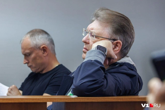 Евгений Щур внимательно слушал, но сам ничего не сказал | Источник: Алексей Волхонский / V1.RU