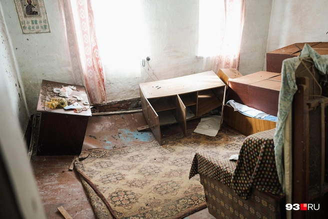 Один из оставленных домов. Пол здесь давно провалился | Источник: Дарья Паращенко / 93.RU