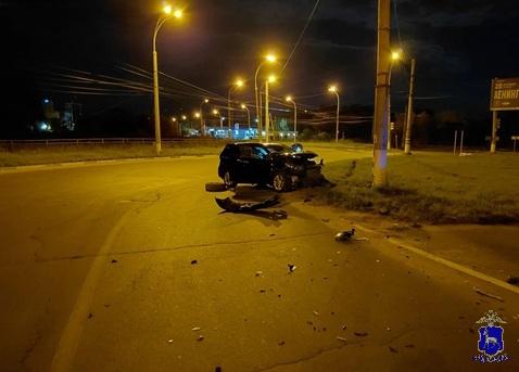 В Тольятти внедорожник влетел в столб — публикуем фото с места ДТП