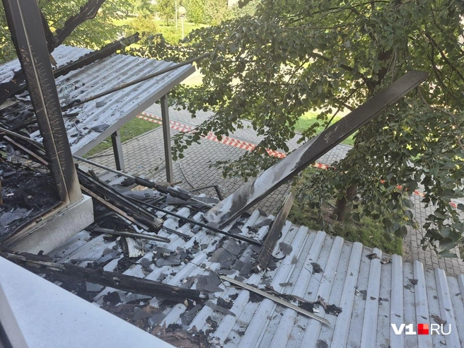 Козырек прямо под балконом супругов сыграл зловещую роль в пожаре | Источник: Ирина Яковлева / V1.RU