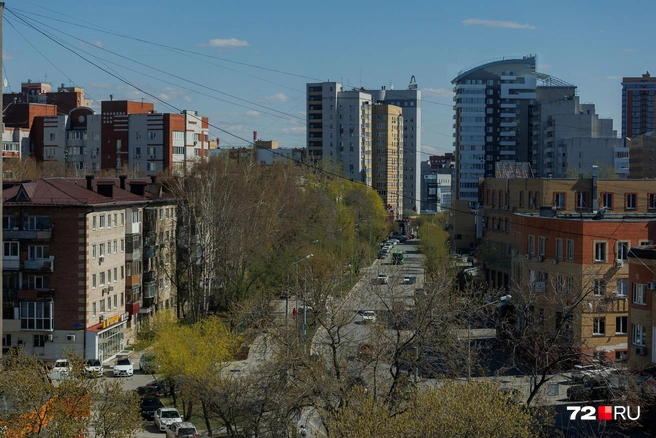 Улица Осмипенко в сторону Профсоюзной. На месте высотки в левой части кадра в советские годы были уютные частные дома | Источник: Ирина Шарова / 72.RU