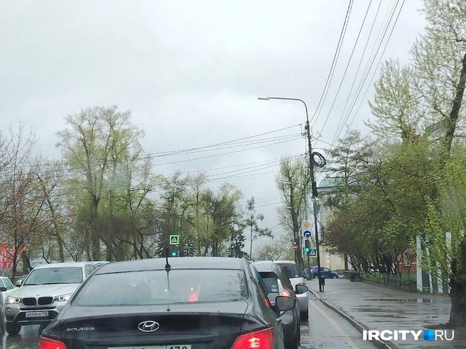 Пробок станет меньше? На перекрестке Карла Маркса и бульвара Гагарина заработал светофор | Источник: Зоя Кузнецова / «ИрСити»