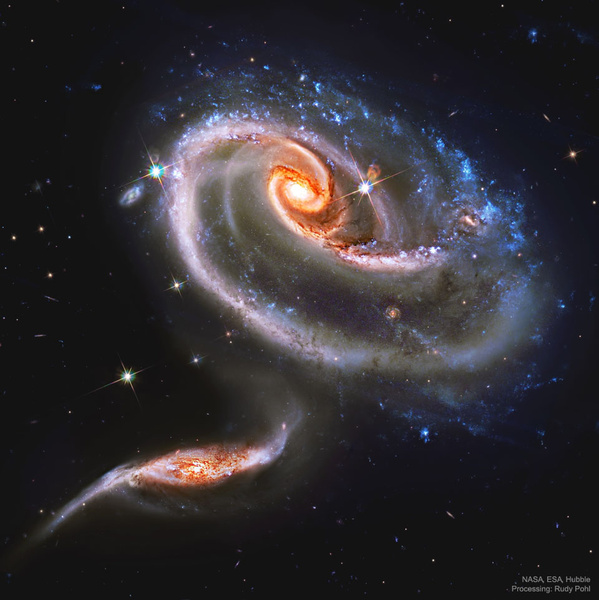 NASA сделало эпичную фотографию двух сцепившихся галактик
