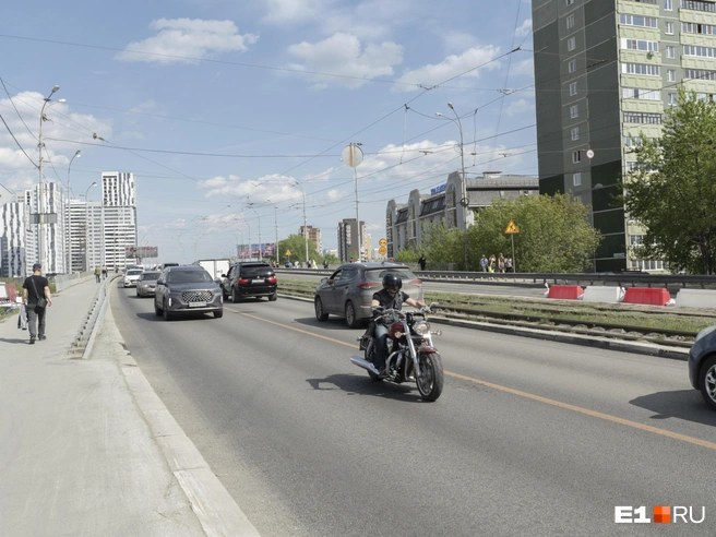 Для водителей на мосту оставили только две полосы вместо традиционных четырех | Источник: Кирилл Кушнов / E1.RU