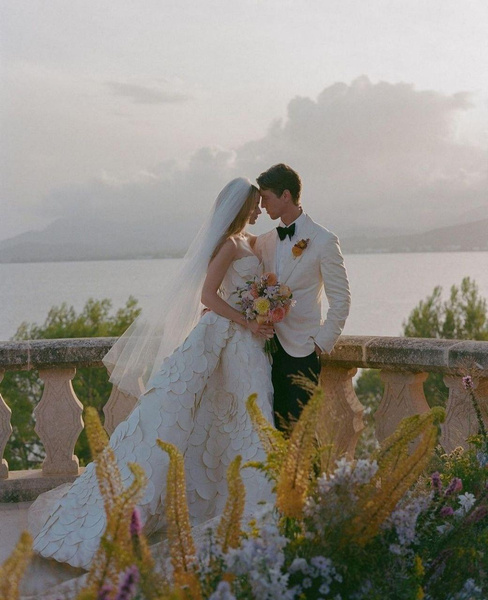 Звезда «Будки поцелуев» Джои Кинг вышла замуж в платье из лепестков: и еще 3 образа невесты