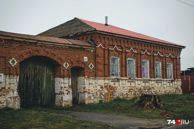 Ладно, идем в сторону центра. Иногда между деревянными избушками появляются такие жемчужины. Скорее всего, здесь жил какой-нибудь местный купец | Источник: Виталий Гущинский