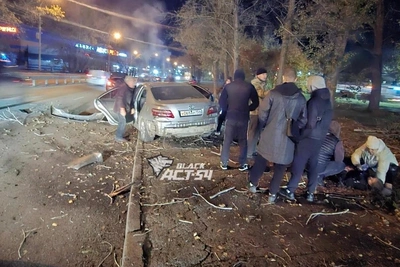 Toyota Camry врезалась в дерево, пострадали три человека