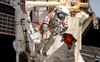 Российские космонавты работают в открытом космосе