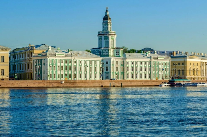 31 января 1714 в Санкт-Петербурге в Летнем дворце по указу Петра I открыт «Государев кабинет» — Кунсткамера. Для нового здания на Васильевском острове проект сделал Маттарнови при участии Гербеля, Земцова и Киавери. Сегодня это МАЭ РАН. | Источник: Melnikov Dmitrii/Shutterstock/Fotodom.ru