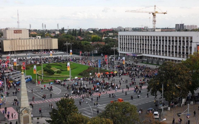 2009 год. Вокруг зеленой части в обычные дни была парковка для машин  | Источник: По Кубани и Кавказу / Dzen.ru