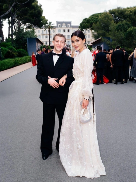 Марьям Тилляева с женихом Арно | Источник: Соцсети