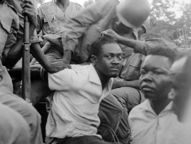 Солдаты конвоируют арестованного Патриса Лумумбу, декабрь 1960 года. Вскоре после этого он будет передан властям Катанги. | Источник: United Archives via Legion Media