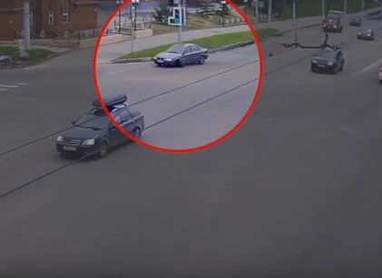В Рязани у автомобиля на ходу оторвалось колесо (видео) | ya62.ru
