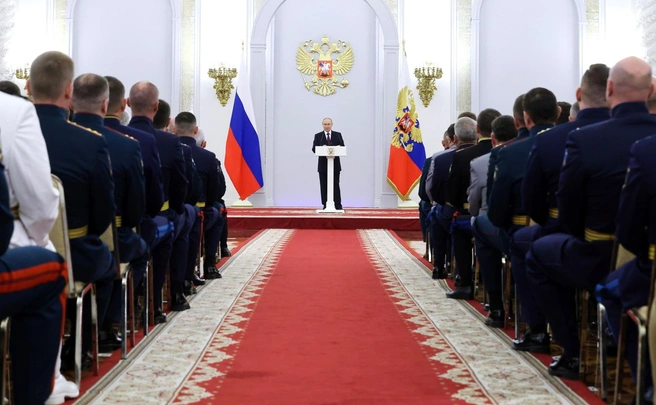 Путин встретился с выпускниками военных вузов. О чем говорил президент | Источник: Kremlin.ru