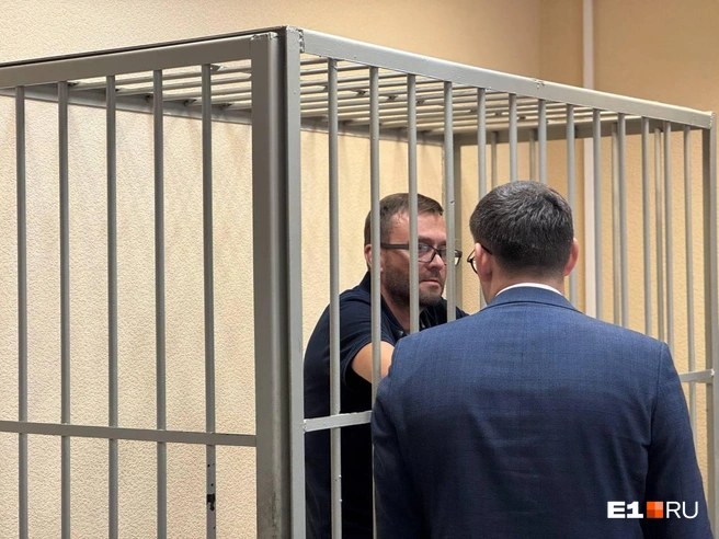 Андрей Жуков уже находится в зале суда | Источник: Алиса Глинских / E1.RU