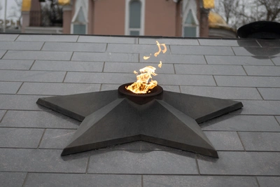 Братьев-школьников задержали за прикуривание от Вечного огня