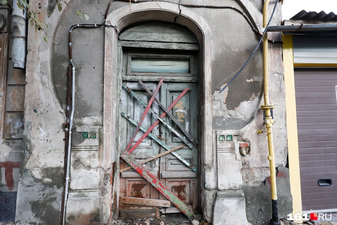 Губернатор отметил, что в городе очень много «старых развалюх» | Источник: Евгений Вдовин / 161.RU