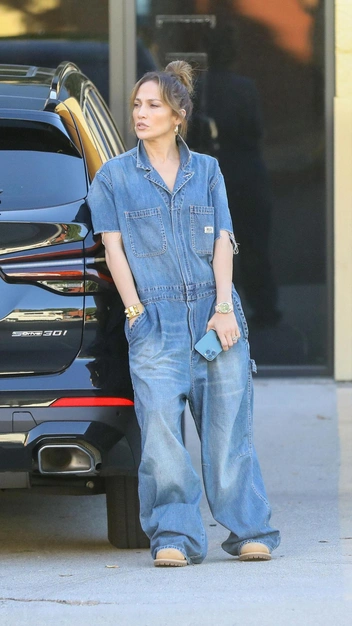 Дженнифер Лопес повторила самый модный тренд и надела комбинезон — вам нужен такой же | marieclaire.ru