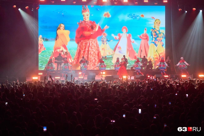 На экранах показывали клипы на песни Надежды Кадышевой | Источник: Роман Данилкин / 63.RU