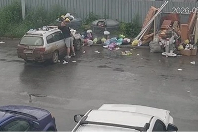 Южносахалинцы закидали мусором автохама, перекрывшего проезд