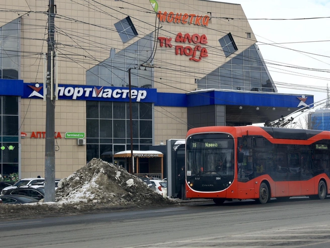 Снежные валы ожидают вывоза на всем протяжении проспекта. | Источник: Михаил Шилкин 