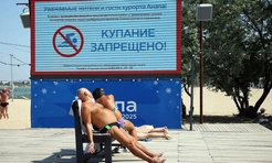Взрослые загорают, дети купаются, рядом собирают мазут: посмотрите, что творится на побережье Анапы прямо сейчас