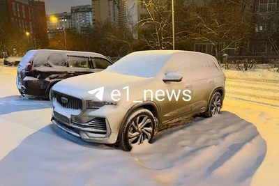 Мусоровоз застрял в снегу: Екатеринбург борется с непогодой