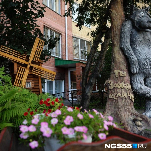 Корреспонденты NGS55.RU погуляли по улицам Старого Кировска. Только посмотрите, какие интересные дворы им удалось найти | Источник: Евгений Софийчук / NGS55.RU