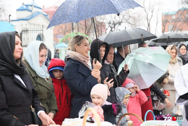 Несмотря на пасмурную погоду у прихожан было отличное настроение | Источник: Ирина Шарова / 72.RU