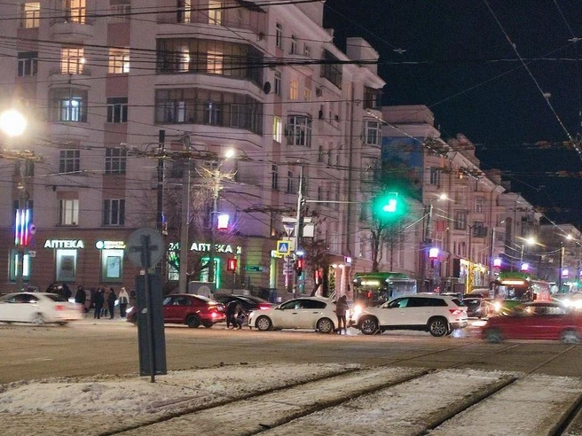 Дополнительные помехи движению создают незначительные ДТП, подобные произошедшему на Алом Поле. | Источник: читатель 74.RU