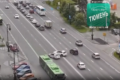 Видео: ДТП с полицейским автомобилем в центре Тюмени