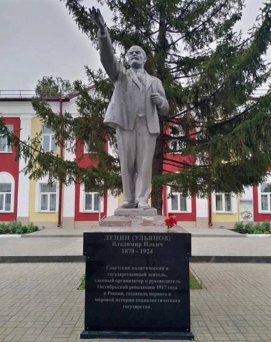 В Любинском поселке памятник Ленину реставрировали в 2020 году | Источник: Yaker / «Яндекс Карты»
