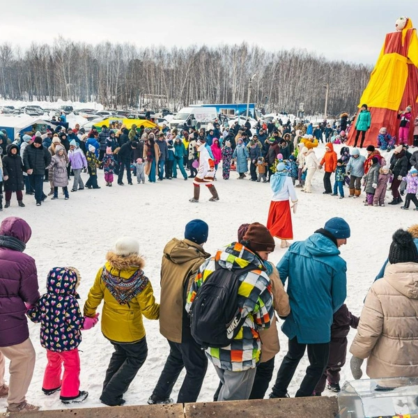 В программе праздника — молодецкие забавы, хороводы, игры и танцевальные номера | Источник: горнолыжный комплекс «Ключи»