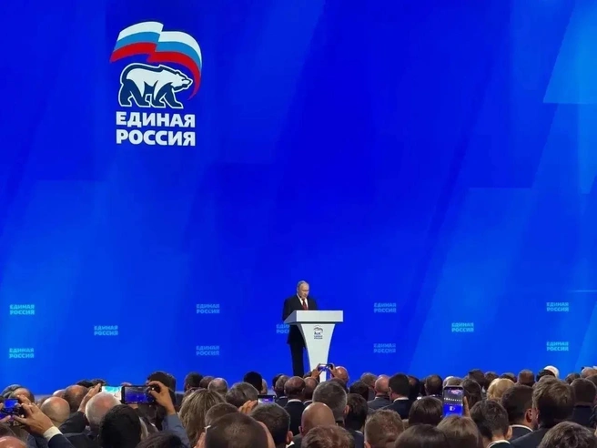 Президент Владимир Путин, выступая перед делегатами, обозначил ключевые приоритеты | Источник: Вячеслав Федорищев / «МАКС»
