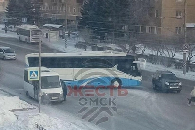 Bus crashes into minibus, blocking Marx Avenue in Omsk — video