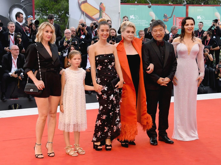 Жюльет Бинош, Хирокадзу Корээда, Катрин Денев, Манон Клавель, Клементин Гренье и Людивин Санье