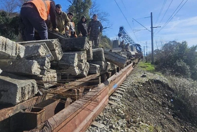 Железную дорогу в Абхазии восстановят после шторма сегодня