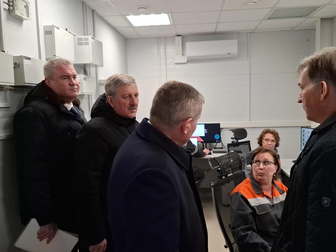 Мэр Волгограда Владимир Марченко, сопровождавший губернатора, не подошел к жителям, выражавшим недовольство. | Источник: Тимофей Крылов / V1.RU