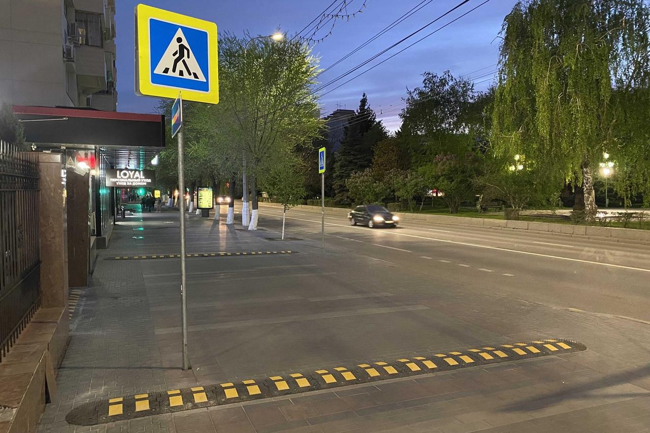 В Волгограде у здания областного суда появились «лежачие полицейские» для  пешеходов - 4 мая 2021 - V1.ру