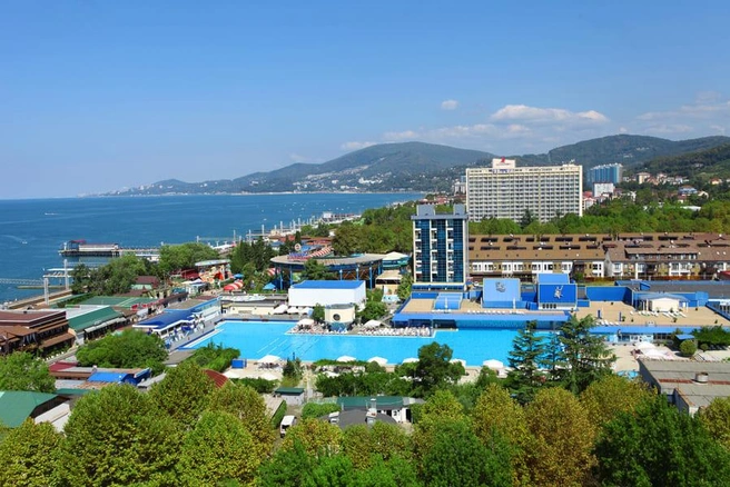 Территория комплекса  | Источник: adlerkurortsochi.ru