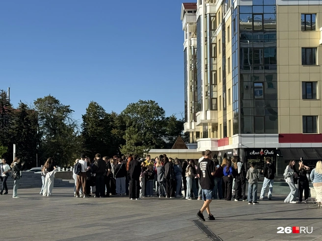 Подростки часами ждали блогера, чтобы увидеть кумира вживую | Источник: Захарова Габриелла / 26.RU