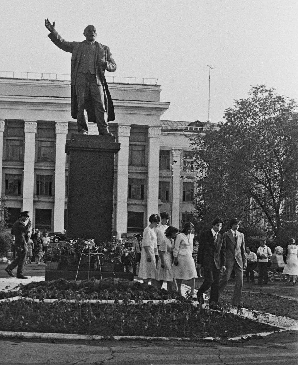 Предыдущий монумент, стоявший напротив | Источник: Евгений Епанчинцев