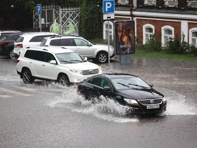 Мощные потоки воды мгновенно затопили дороги | Источник: Александр Ощепков / NGS.RU